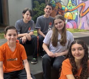 Alunos em atividade no pátio do Colégio Criarte, escola particular em Maringá