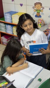 Estudantes na biblioteca do Colégio Criarte em Maringá