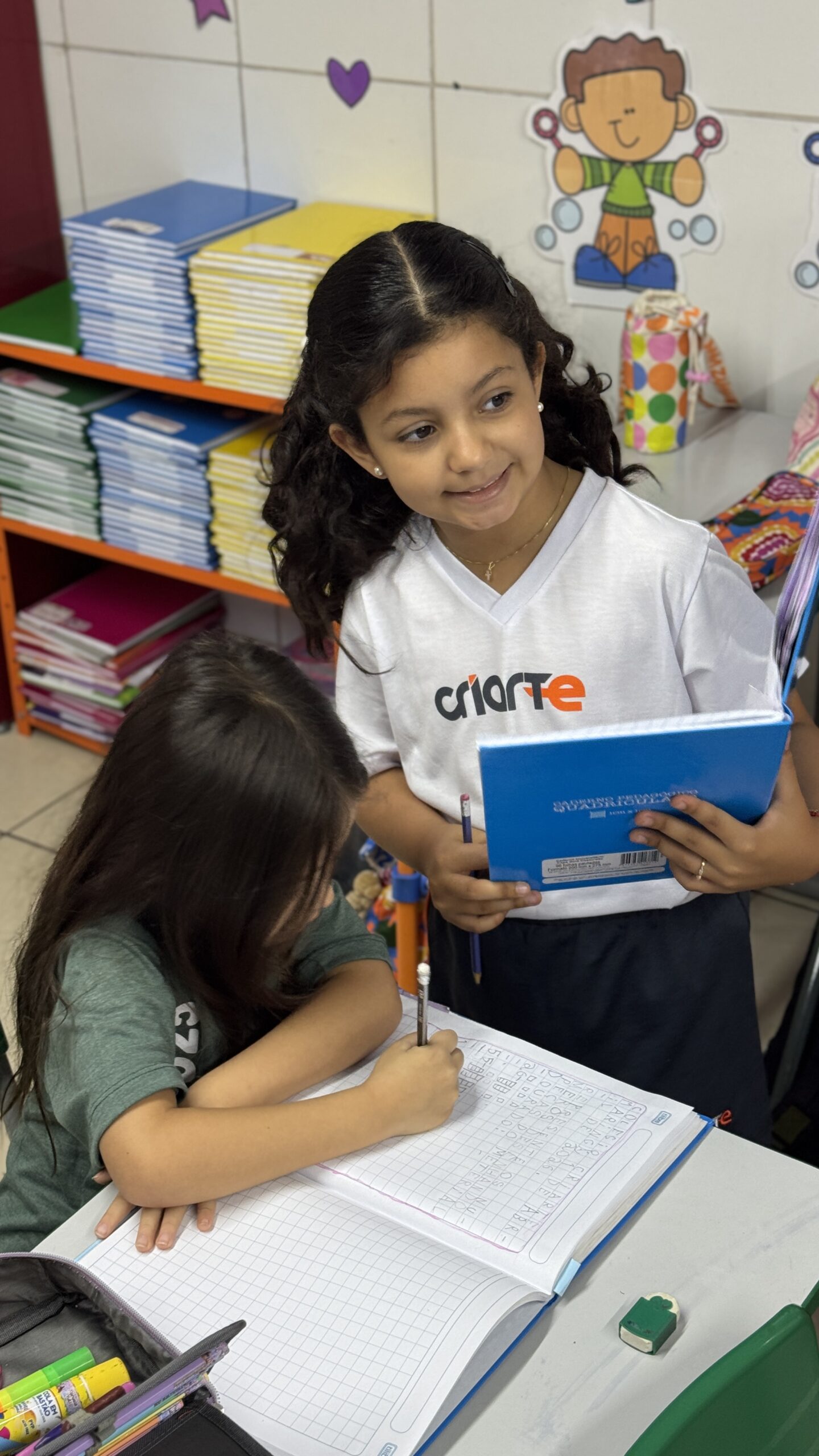 Estudantes na biblioteca do Colégio Criarte em Maringá