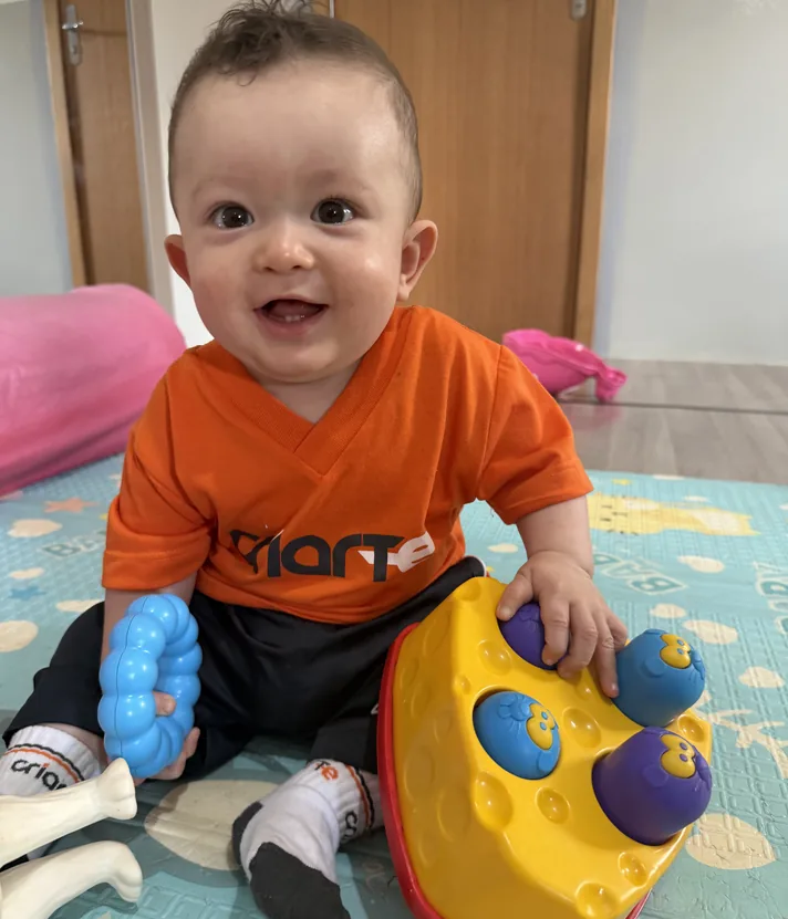 Bebê do berçário do Colégio Criarte brincando na sala de atividades