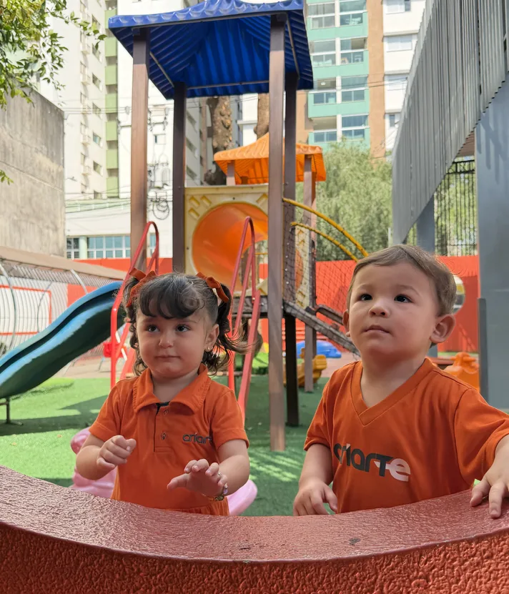 Crianças da Educação Infantil no playground externo do Colégio Criarte em Maringá