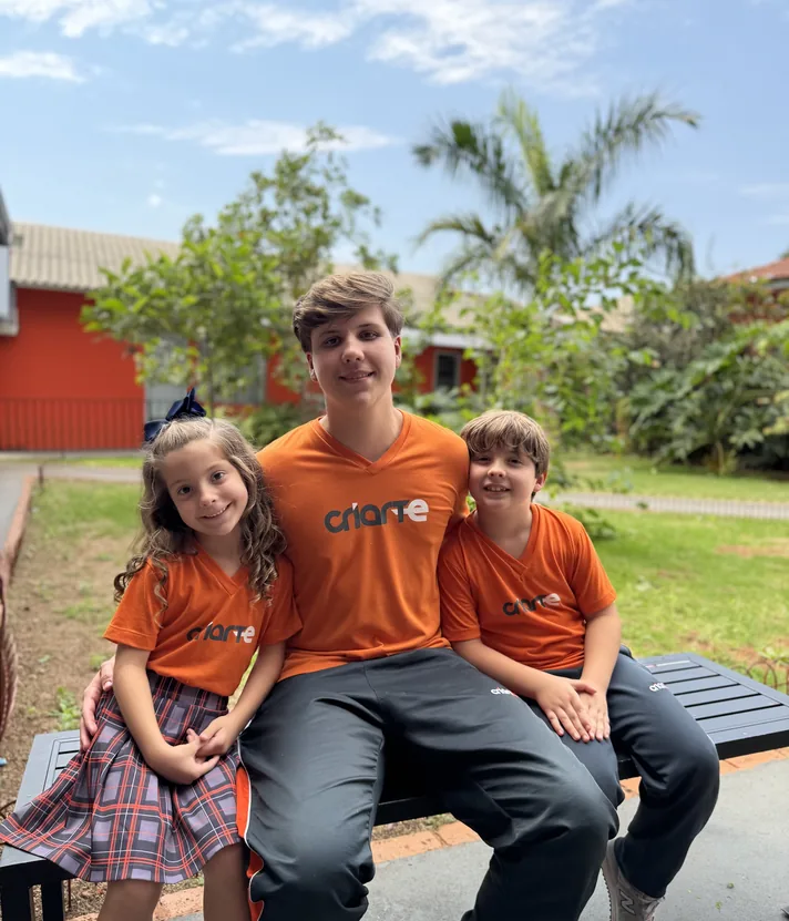 Alunos de diferentes idades do Ensino Fundamental na área externa do Colégio Criarte