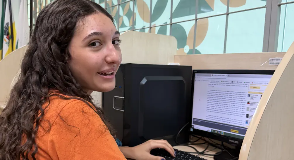 Aluna do Ensino Médio em atividade no laboratório de informática do Colégio Criarte