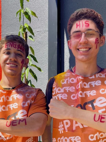 Alunos do Colégio Criarte comemorando a aprovação no vestibular da UEM com o rosto pintado